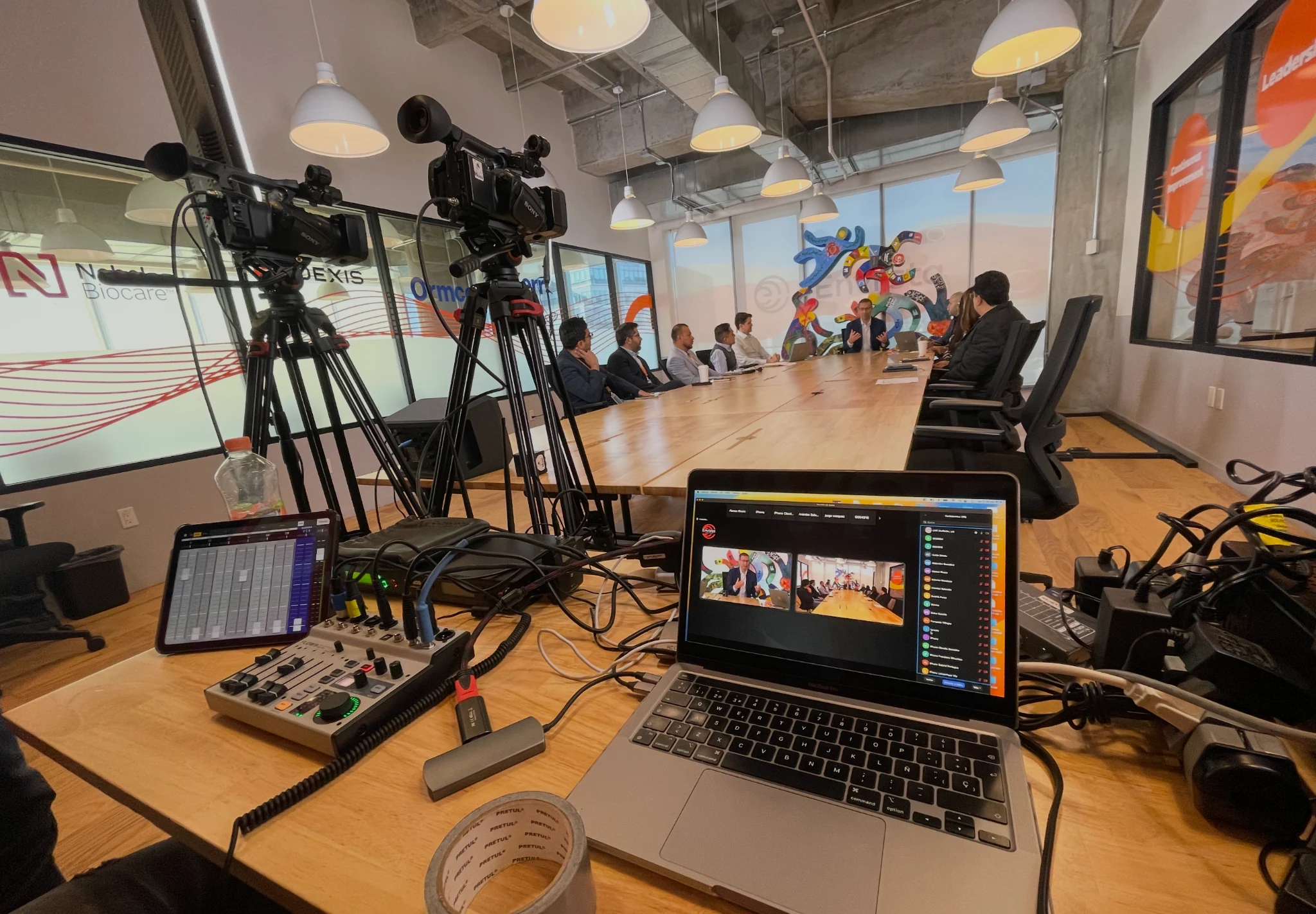 Cámaras, mezcla de audio y monitoreo durante una reunión corporativa