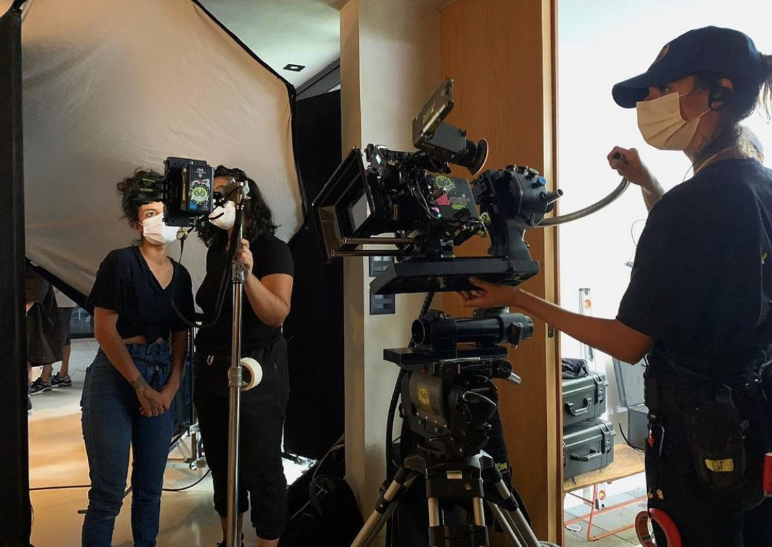 Operador y cámara durante una producción audiovisual