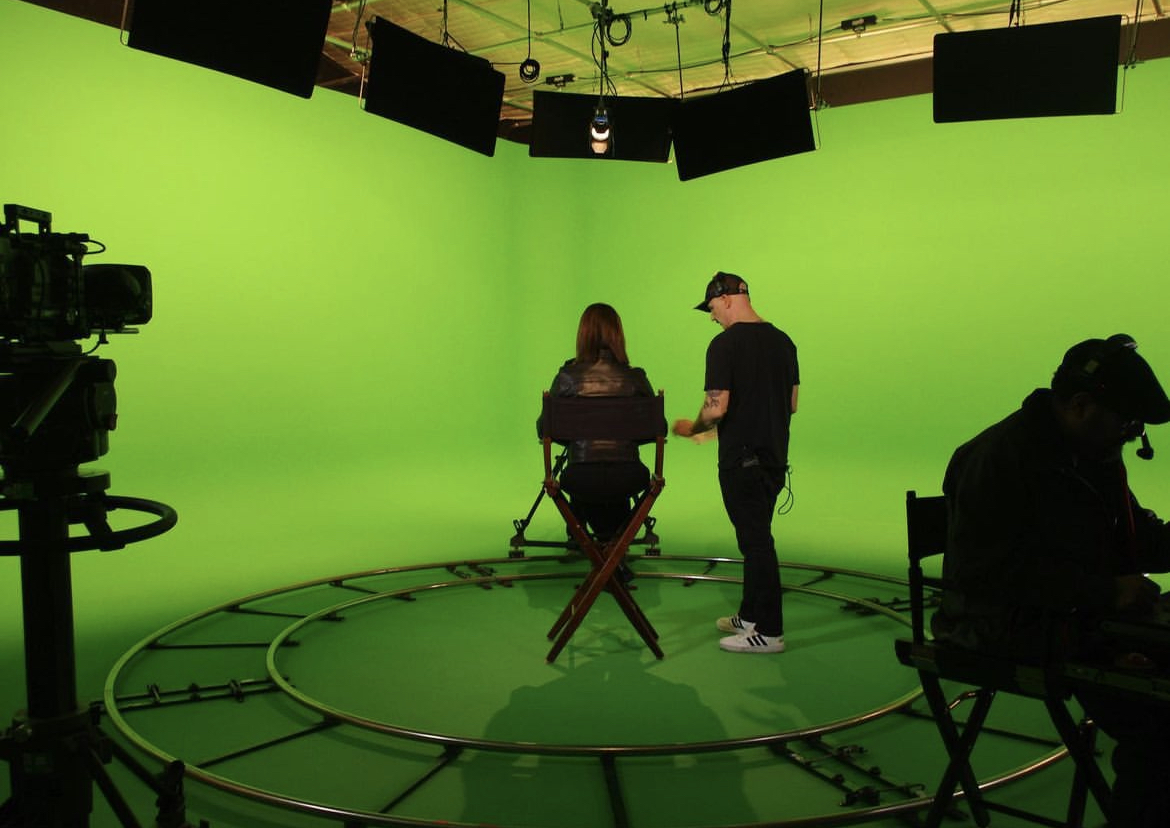 Set con pantalla verde y cámara preparado para una producción