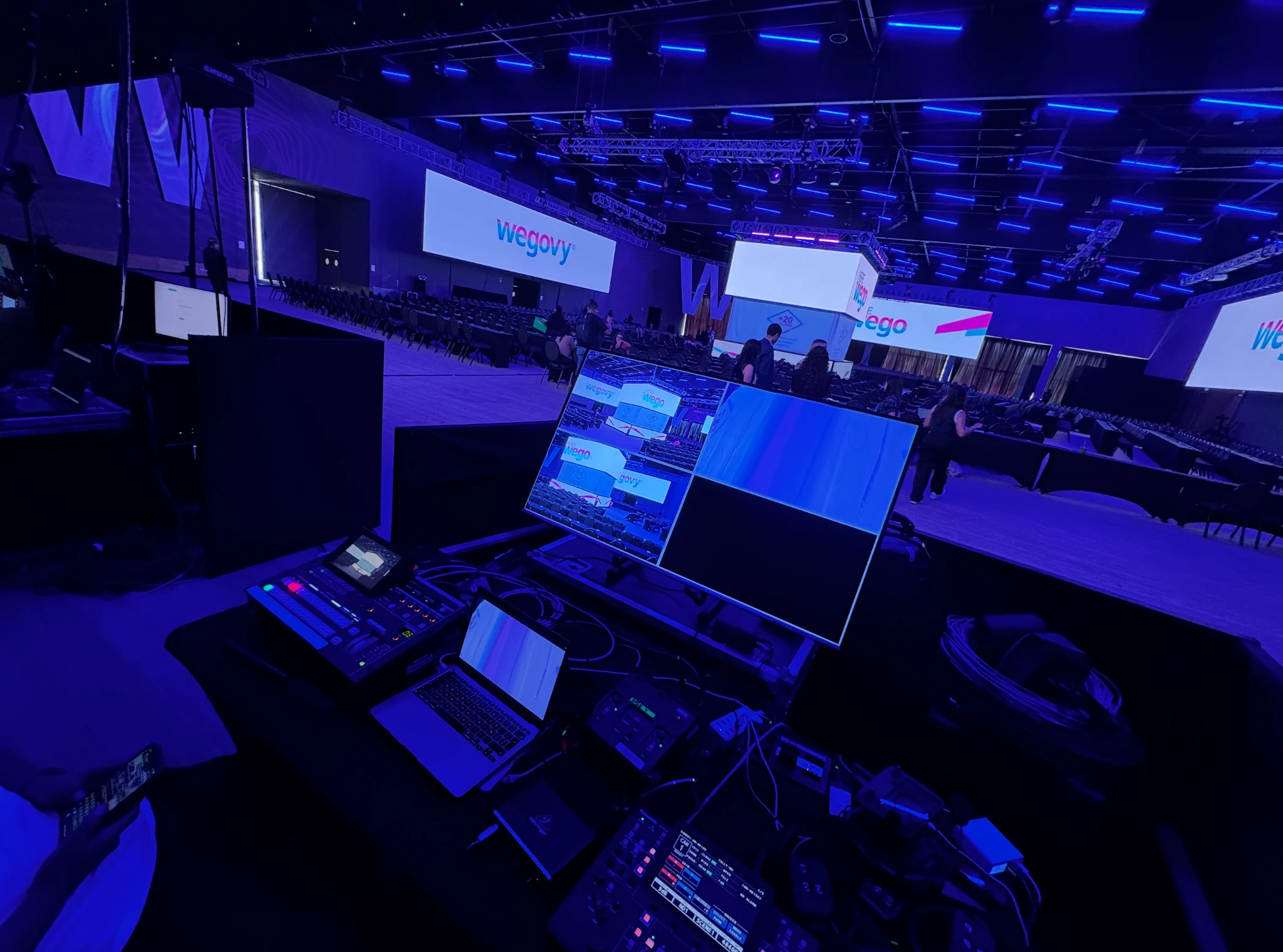 Vista desde el control audiovisual de un congreso médico con imagen Wegovy en pantallas