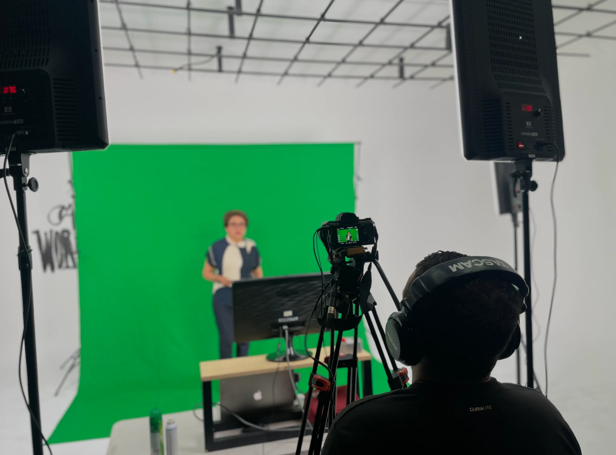 Grabación de un presentador frente a pantalla verde