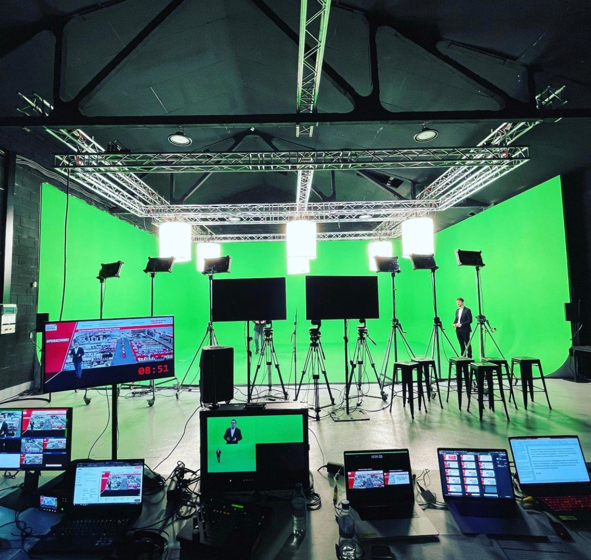 Escenario con pantalla verde y monitores de producción